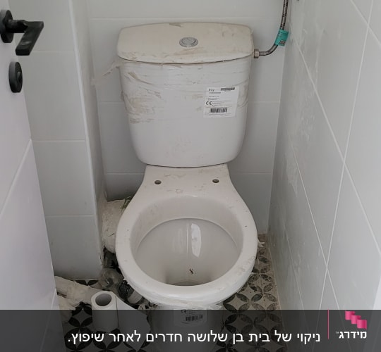 אסלה מלוכלכת עם נייר טואלט על הרצפה